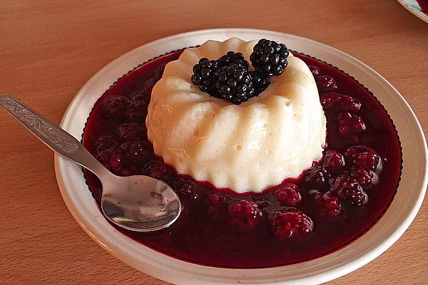 Semolina Flammeri with Blackberry Pulp