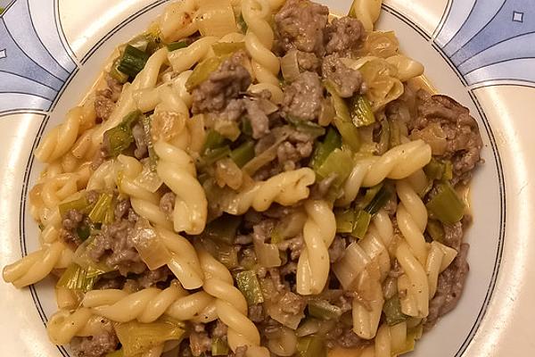 Simple Noodle and Leek Mince Pan