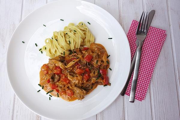 Sliced ​​creamed Meat with Paprika and Ribbon Noodles