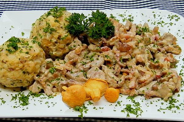 Sliced ​​turkey in Chanterelle Cream