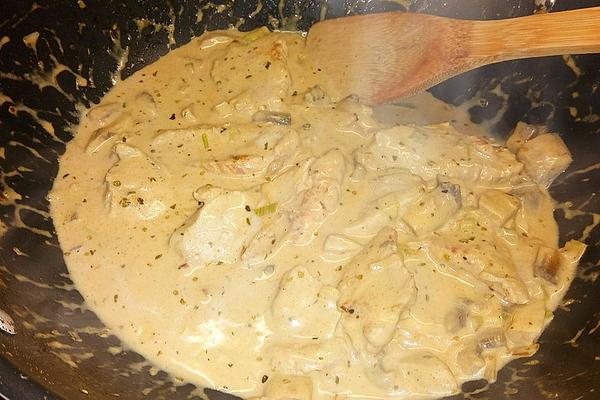 Sliced ​​turkey with Mushroom-mustard-cream Sauce