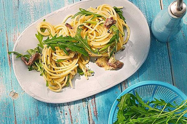 Spaghetti in Sardine-garlic Sauce with Rocket