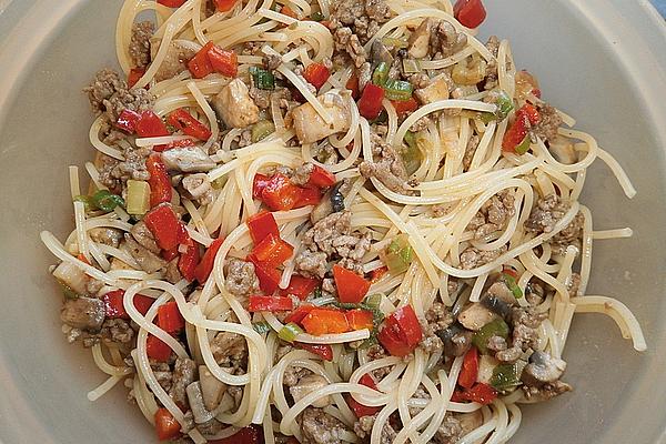 Spaghetti Salad with Minced Meat and Leek