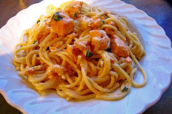 Spaghetti with Salmon and Crabs in Coconut Cream Sauce