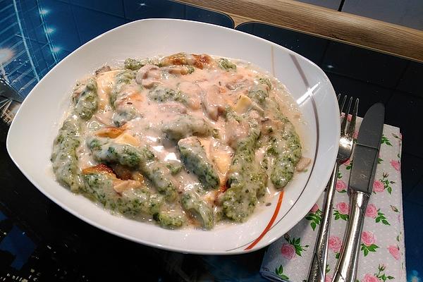 Spinach Spaetzle in Cheese – Mushroom – Cream Sauce