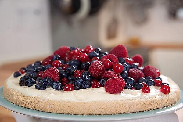 Sponge Cake with Berries