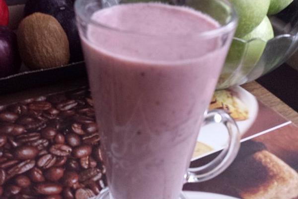 Strawberry and Kiwi Smoothie with Yogurt