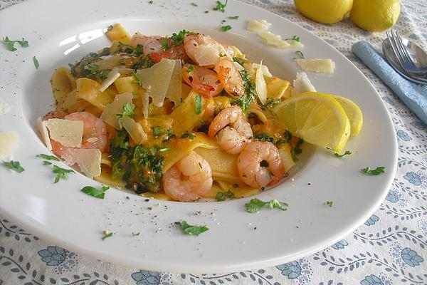 Tagliatelle with Prawns and Spinach in Cream Sauce