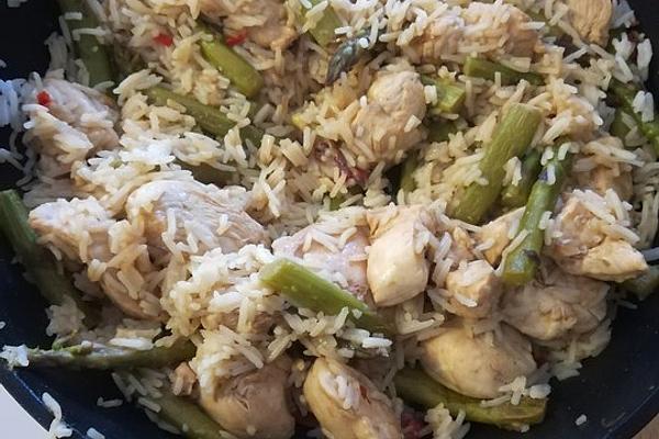 Thai Style Green Asparagus with Onions, Garlic and Chicken