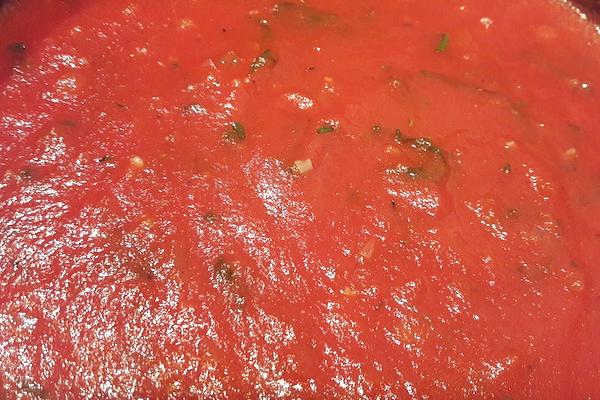 Tomato Sauce with Basil and Thyme