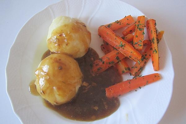 Vegan Sauce with Dumplings and Red Cabbage