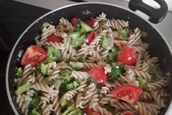 Vegetarian Broccoli Pasta Pan Light