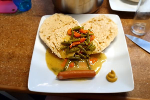 Yeast Buttons with Bean Vegetables