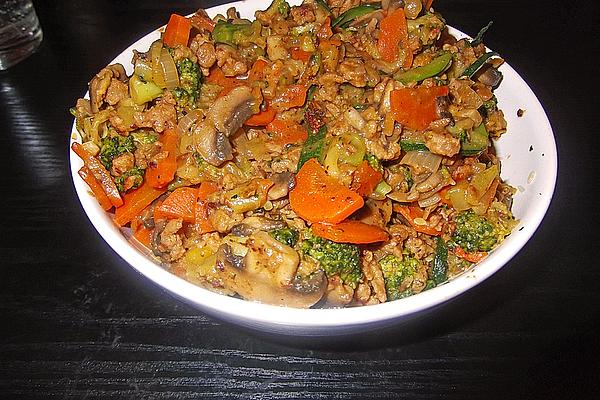 Zucchini Noodles with Vegetables in Peanut Sauce