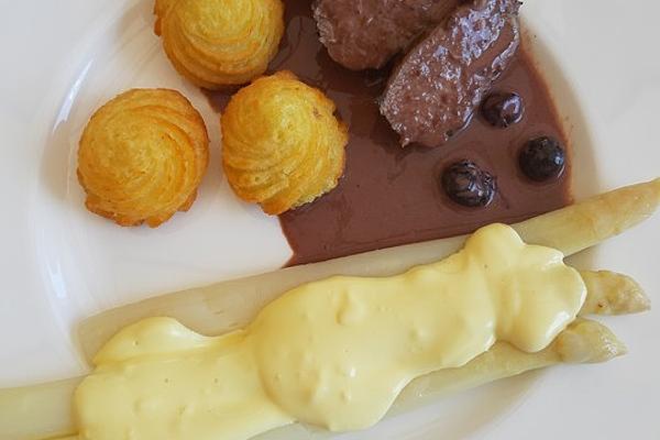 Fried Saddle Of Venison Fillets with Port Wine Sauce