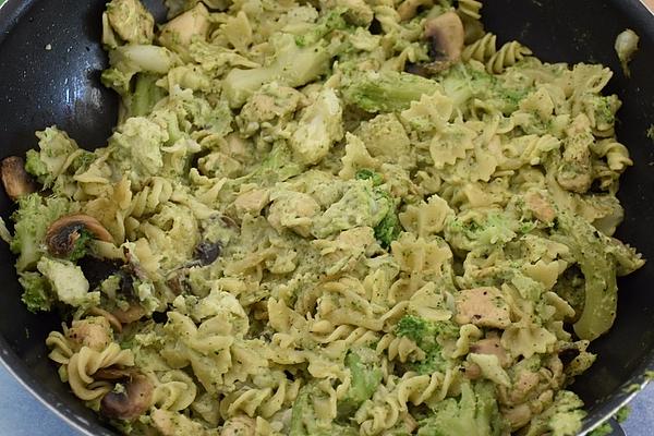 Pasta Pan with Chicken and Vegetables in Hollandaise Sauce